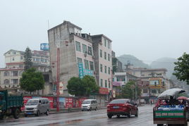 廣西 樓歪歪 歷經(jīng)數(shù)月傾斜最終倒塌